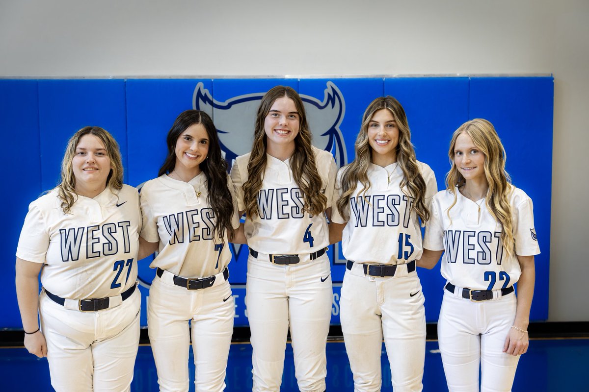 CoachC_OWLS's tweet photo. Celebrating our 5 Seniors tonight ! 
@EHeinemann5 
@LindsayRuder_4 
@HadleeBaum 
@brynn_taylor08 
Amy Helm 
@ADButlerOW @TaureanGuzman https://t.co/OlrDLKBPhv