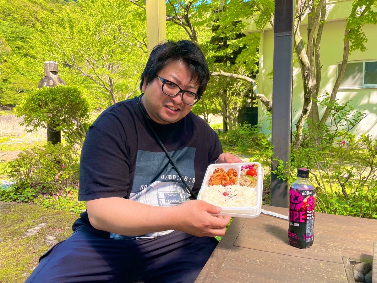 sun_of_cola's tweet photo. 本日はお白湯ちゃんと一緒に、栃木県にあるとある廃墟の調査に行ってまいりました！
住民の方への聞き込み調査のついでに腹減りおじさんになったので、ラーメンと唐揚げ弁当を腹にブチ込みました🥰
あくまで【聞き込みのついで】ですよ！
仕方なく2店舗ハシゴで食べてますからね！
美味しかった😊 https://t.co/2lfa3JPk9S