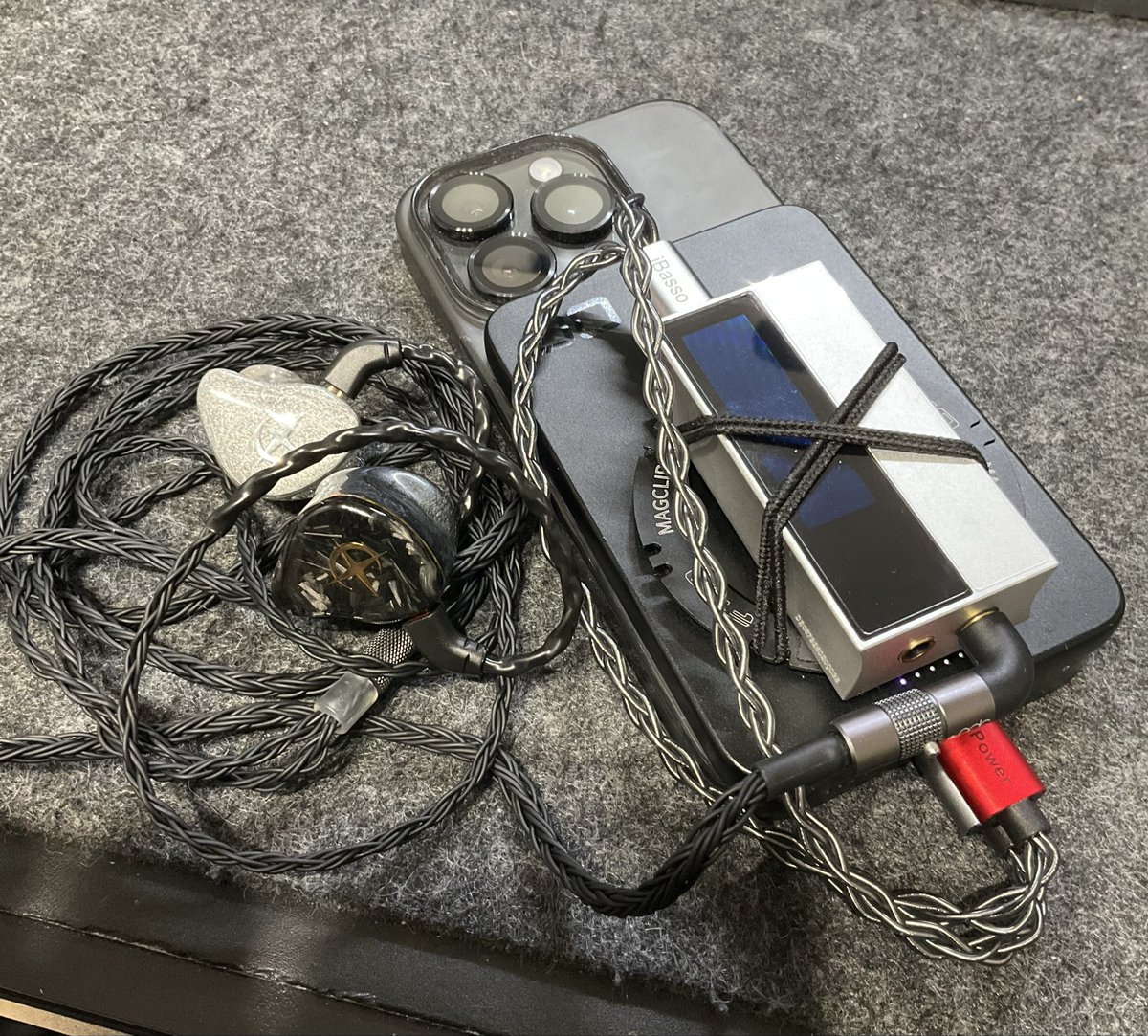 toyocha_audio's tweet photo. 低浮上でございましたが久しぶりの、
My New Gear です。
AK HC5 を購入してスマホ重装備完了です。
スマホのバッテリー消費を抑える目的でmagsafe対応のバッテリーにマグネット貼り付け、MAGCLIPにHC5を装填。
良い感じにフィットしました。
ご参考ください。
#AK #HC5 https://t.co/FUprBs44Dp