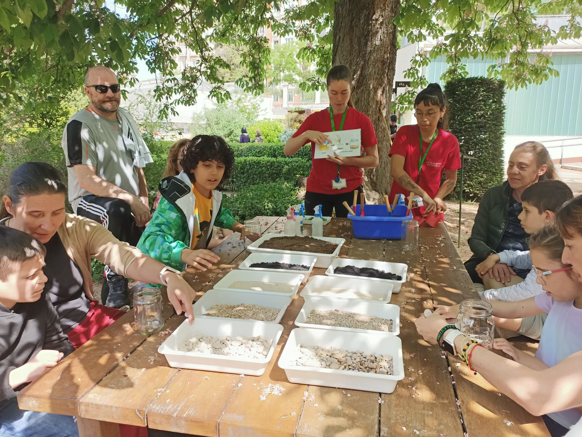 RJBOTANICO's tweet photo. Séptima sesión de #EmpowerParents en el @RJBOTANICO, dentro del #JardínAccesible. Conocimos el trabajo de Susana, jardinera del RJB-CSIC, aprendimos sobre necesidades de riego y plantamos una planta crasa para cuidar en casa. Ciencia, juego y conexión con la naturaleza. https://t.co/4kDQRIs7ir