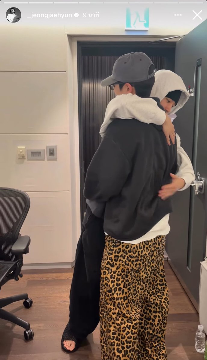 นึกภาพตามละน่ารักจัด กุเป้นแจยอนกุก้หุแดง เข้ามาเจอตาแป๋วๆ เอาตัวเองผุกโบว์มาเสอไพร้ (เขินกว่าเดิมคือมานเป้นโบว์แจยอนอะ) แล้วตัวก้เร้กๆมากอดเราทั้งตัวงั้น พี่เข้าใจทุกอย่างอะㅠㅠㅠㅠㅠㅠㅠㅠㅠㅠㅠㅠㅠㅠㅠㅠㅠㅠㅠㅠㅠ