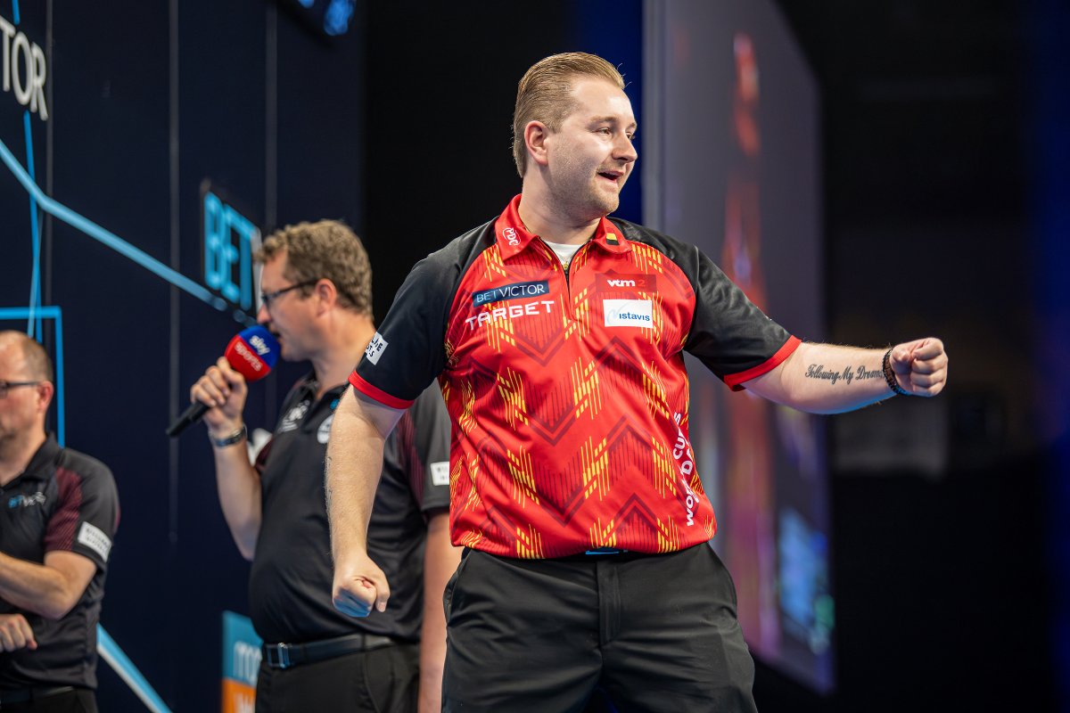dartfreakz's tweet image. 🎯 Players Championship 14 is van start in Hildesheim! Na de titel van Doets gisteren hopen de Nederlanders en Belgen opnieuw te schitteren 🇳🇱🇧🇪 Volg alle wedstrijden en uitslagen via Dartfreakz.nl 👇

dartfreakz.nl/pdc2/live-i-pl…

#pc14 #darts #pdc #protour #dartfreakz