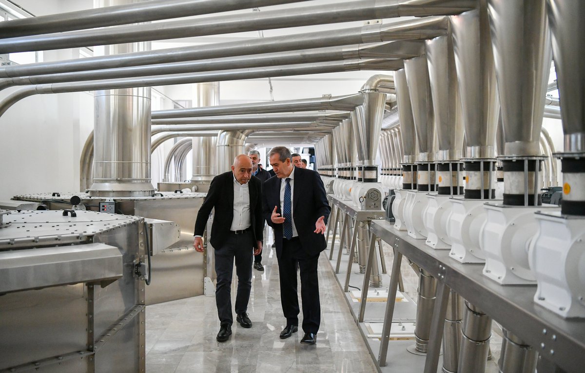 AntalyaTSO's tweet photo. Yönetim Kurulu Başkanımız Yusuf Hacısüleyman, Nar Un firma sahibi Cem Oğuz Kırtız ile Antalya Organize Sanayi Bölgesi'nde faaliyet gösteren üretim tesisinde bir araya geldi.

Üretim kalitesi, gıda güvenliği ve sürdürülebilirlik konularının ele alındığı ziyarete, Yönetim Kurulu Sayman Üyemiz Murat Totoş, Odamız 7. Grup (Ekmek, un ve unlu mamuller) Meclis Üyesi Özer Gözüm, 7. Grup Meslek Komitesi Başkanı Mehmet Karakök, Komite Başkan Yardımcısı Ekrem Serttaş, Komite Üyesi Türker Aydın ve Selçuklu Un firma sahibi Nuri Büyükselçuk katıldı.

Görüşmede, Odamız iş birliğinde ekmek, un ve unlu mamuller sektörüne yönelik “Ekmek Zirvesi” düzenlenmesi konusunda değerlendirmelerde bulunularak, ekmeğin toplum sağlığı üzerindeki etkileri ele alındı. Ziyarette, üretim tesisini de ziyaret eden heyet, üretim süreçleri ve işleyişi hakkında Kırtız’dan detaylı bilgi aldı.

@YHacisuleyman07 @bogachangoksu @HakanPakal @MuratTOTOS @haticeozresmi @huseyinsari_sar @KAPALIYOL @AhmetKasapoglu8 @aozgurkaragoz @behcetulker @aslisahintekin @TOBBiletisim @RHisarciklioglu