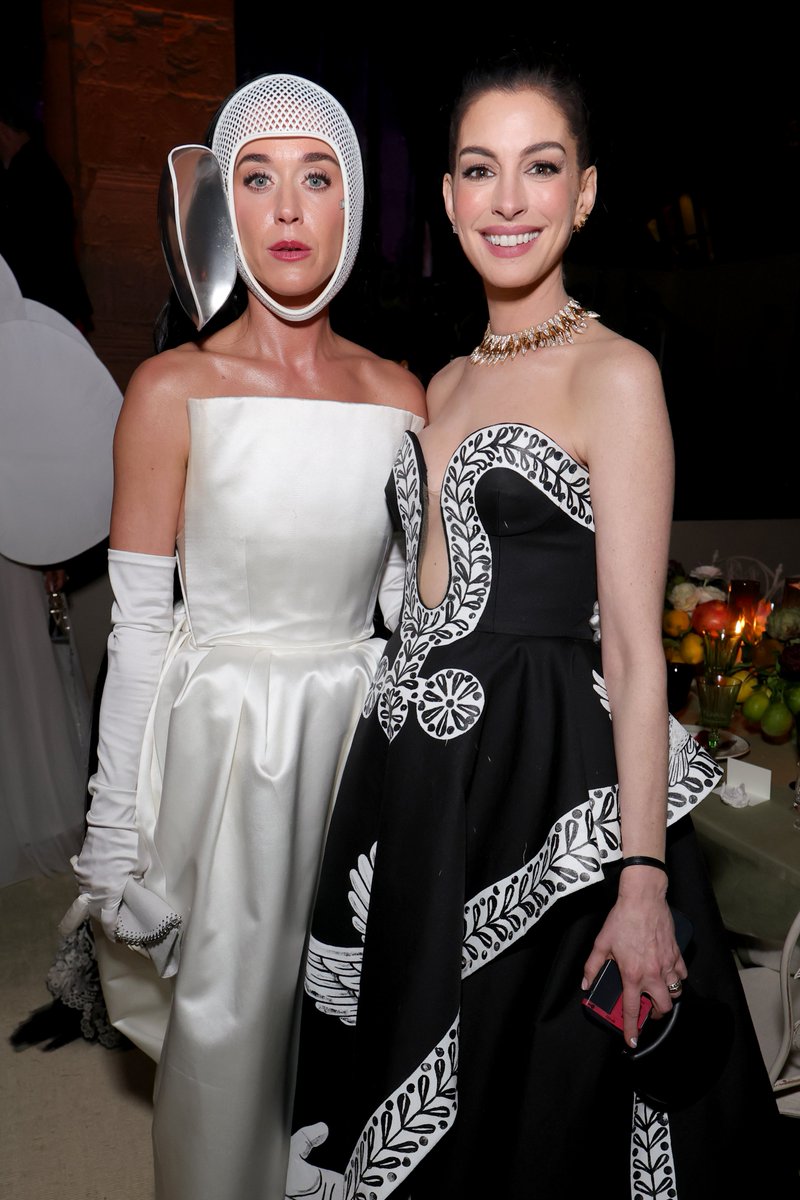 Katy Perry x Anne Hathaway x #MetGala.

(via Getty)