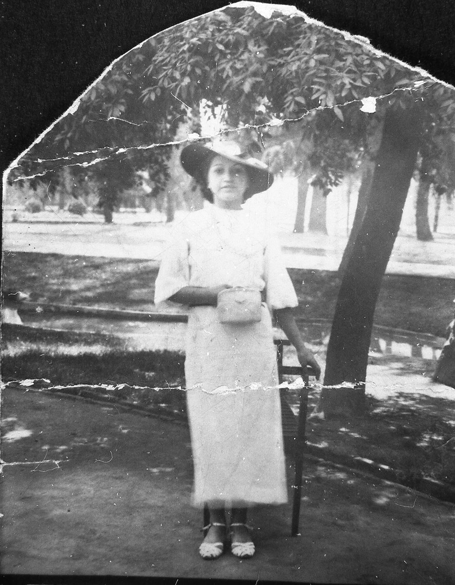 Violeta Parra
En el Parque Quinta Normal (1937)