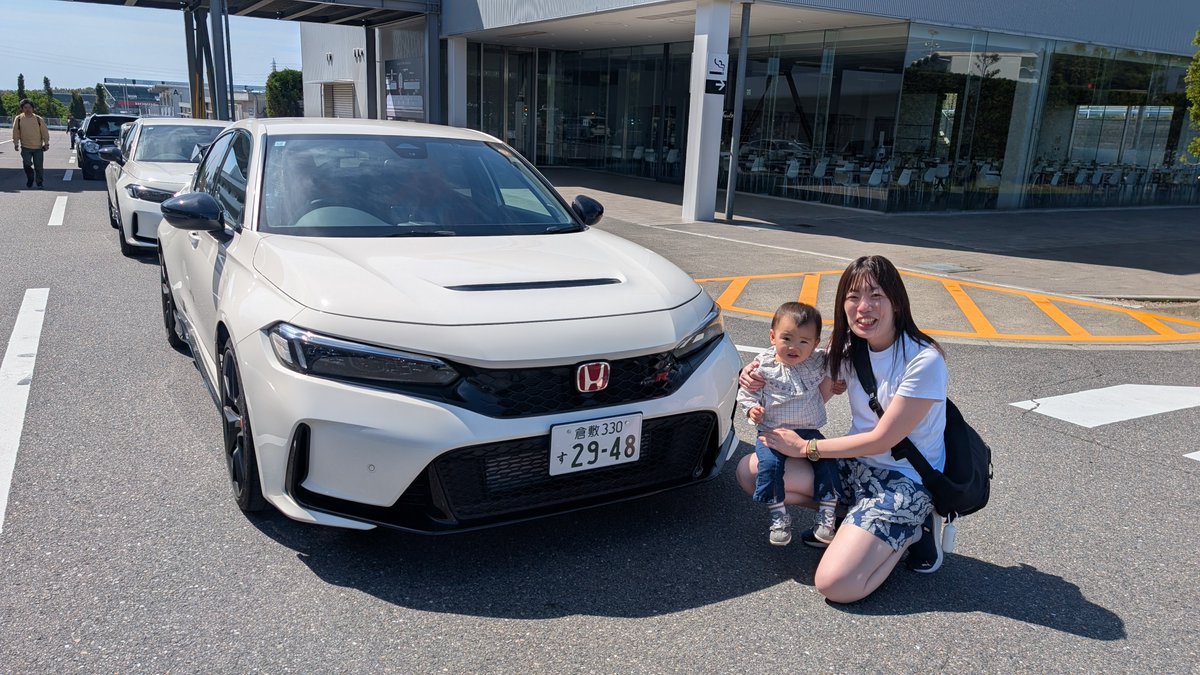 M1R410's tweet photo. 母の趣味に娘を付き合わせる💪

後ろのFL5の方、下手くそでご迷惑だったかもしれません…前の車の身勝手な運転に翻弄されてしまいました…

あと…気にかけてくださって写真たくさん撮ってくださったバイクの方、本当にありがとうございました！

#鈴鹿サーキット #サーキットクルーズ https://t.co/nJHasEvlCQ
