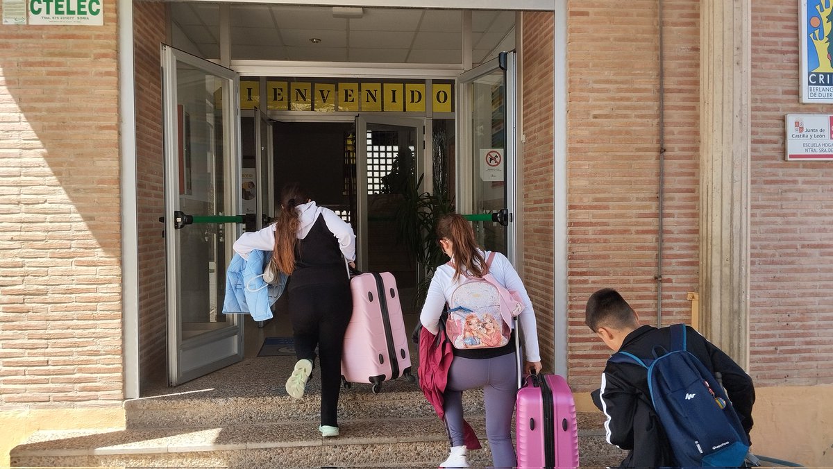 CrieBerlanga's tweet photo. Ya están en el @CrieBerlanga el alumnado del @VilladeFelipeII @CP_FVillalobosB y CRA Ribera de Cañedo para disfrutar de una convivencia y grandes actividades innovadoras 
@educacyl @CFIEdeSoria https://t.co/MiBCSKV9wH