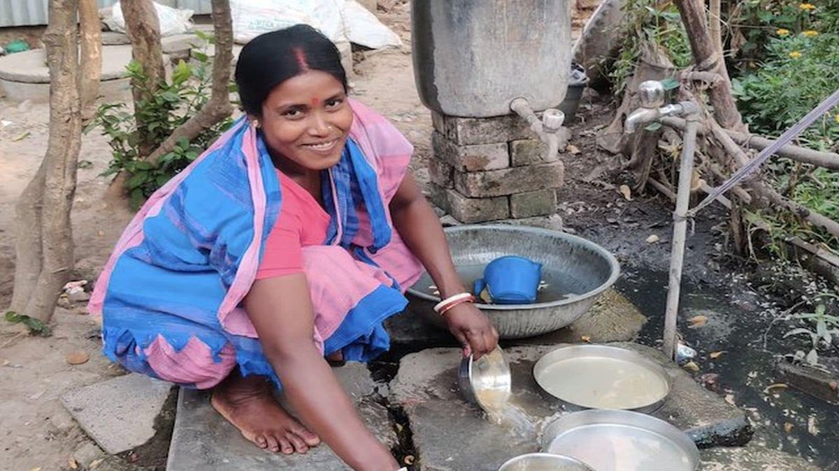 दूसरे के घरों में बर्तन मांजने वाली महिला बन गई विधायक!

2500 महीने का कमाने वाली कलिता को भाजपा ने टिकट देकर अब विधायक बना दिया है।

बंगाल की राजनीति में इस बार एक ऐसी कहानी उभरी है, जो सिर्फ जीत-हार से कहीं आगे जाकर उम्मीद, संघर्ष और बदलाव की मिसाल बन गई। 

बीजेपी की कलिता माझी