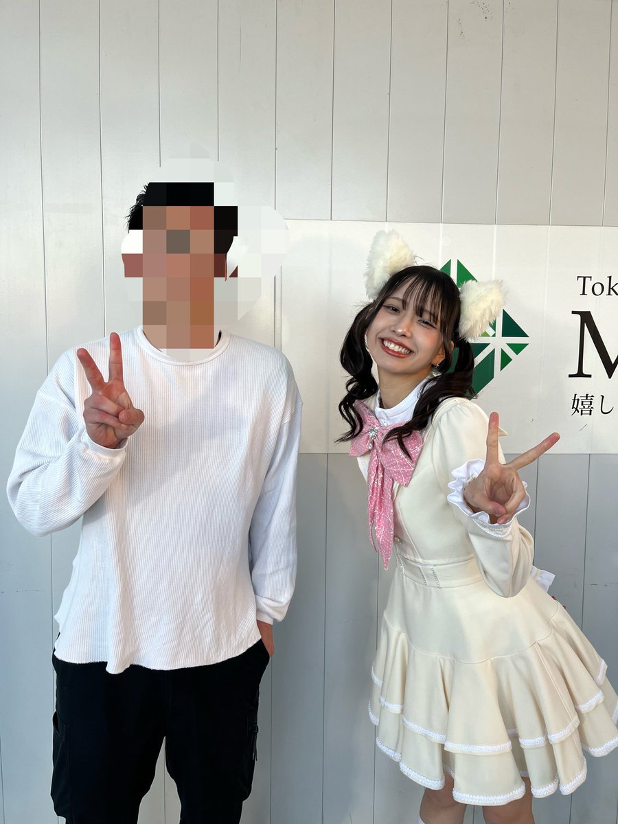 nba_a_b's tweet photo. 面白い2ショのポーズとか思いつかずピース選びがちだけどただのピースでこんなに可愛いのだから何やっても可愛いよね。
帰宅後即缶ビール空けてあぐらかいて競馬新聞読んでても多分可愛い。
#瑠香めら https://t.co/XhRf6pEQJr