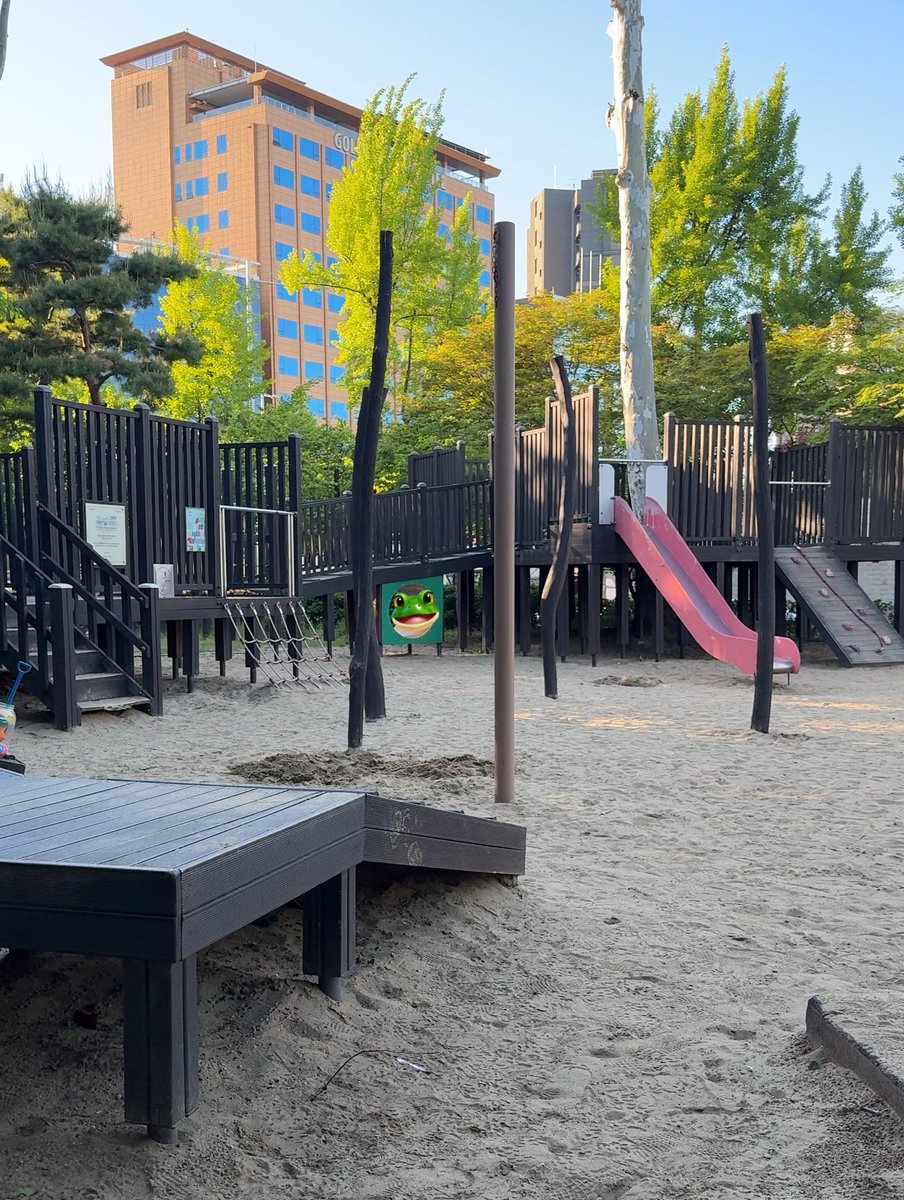 allthemcatz's tweet photo. This playground give me huge waves of nostalgia https://t.co/PsLsfgJvcM