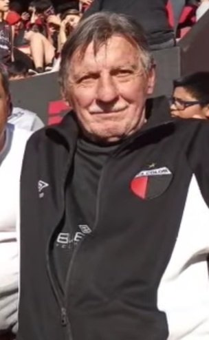 ColonAbuelo's tweet photo. Falleció uno de los hinchas más emblemáticos de Colón estos días: Yiyo Sambastian. Siempre por el Mercado Norte con su remera de Colón. Qepd (la foto no es mía, el dibujo si) https://t.co/EBJwqOOhLF