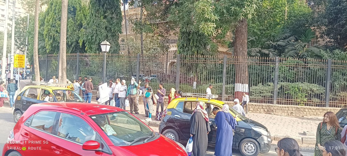 niharmehta's tweet photo. Taxis park on the pedestrian crossing, right at a bus stop, Inconveniencing commuters, pedestrians and @myBESTBus . Opp @CPMumbaiPolice office at Crawford market. @MTPHereToHelp @mybmc @MumbaiPolice @RoadsOfBombay https://t.co/HFpu7ww7o5