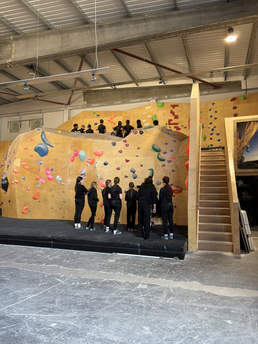 victoryadventur's tweet photo. Year 9 starting to learn how to climb at Highball Climbing!🧗🏻‍♀️ @VictoryPEDept @VictoryAcad https://t.co/BT7jN62Ksw