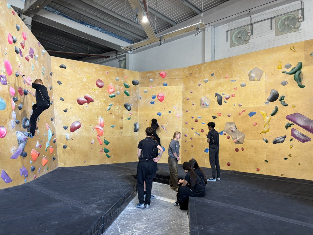 victoryadventur's tweet photo. Year 9 starting to learn how to climb at Highball Climbing!🧗🏻‍♀️ @VictoryPEDept @VictoryAcad https://t.co/BT7jN62Ksw