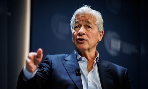 CNBCTV18News's tweet image. Chairman and CEO of JPMorgan Chase &amp;amp; Co. Jamie Dimon warned, that bureaucracy remains a “silent killer” for companies, urging firms to take tough calls on inefficient managers and focus on accountability over process.
 #JPMorgan #Leadership #CorporateCulture #BusinessNews