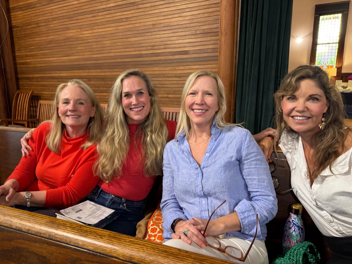 rebekahjacob's tweet image. Age is but a number. 🏃‍♀️🤍

➡️ On the Art of Wellness. A lovely evening with @drmaryclaire, who is quick on the mic, warm, funny and informative. 

@circularchurch @buxtonbooks_chs@drkatewhiteobgyn @hollyclayson@susanosullivansellers

#charleston #wellness #girlsnightout