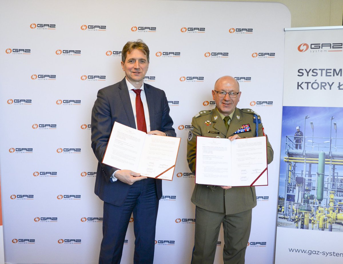 GAZ_SYSTEM's tweet photo. Wzmacniamy ochronę strategicznej infrastruktury energetycznej 🛡️

W świecie zagrożeń hybrydowych bezpieczeństwo nie opiera się już wyłącznie na fizycznej ochronie. Dziś kluczowe są nowe technologie i skoordynowana cyberochrona.

Nowy etap współpracy #GAZSYSTEM z Wojskami Obrony Terytorialnej rozwija wykorzystanie bezzałogowych statków powietrznych oraz wzmacnia działania w obszarze cyberobrony.

Dokument podpisali prezes Sławomir Hinc, członek zarządu Dariusz Bogdan oraz gen. bryg. Krzysztof Stańczyk, Dowódca Wojsk Obrony Terytorialnej.

👉Budowanie odporności systemu energetycznego to proces, ale dzięki technologii i współpracy nabiera realnej siły.

#cyberbezpieczeństwo #BezpieczństwoEnergetyczne