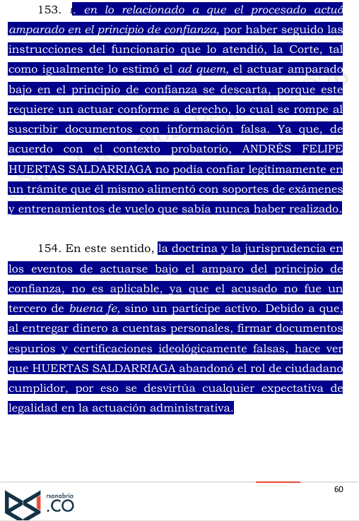 Ronaldsanabria1's tweet photo. ⚖️El principio de confianza no excluye la responsabilidad cuando el acusado participa conscientemente en un entramado criminal
SP083-2026(59842)

Consulte el análisis completo: https://t.co/x03ZOinZwI

El proceso tiene origen en la obtención irregular de licencias de vuelo por parte de Andrés Felipe Huertas Saldarriaga. La evidencia recaudada mostró que el trámite no siguió los cauces legales ordinarios, sino que estuvo mediado por la entrega de dinero a un tercero y la suscripción de documentos que acreditaban exámenes y entrenamientos que en realidad no se habían realizado. En ese contexto, la defensa sostuvo que el procesado actuó bajo el principio de confianza, al seguir las indicaciones del funcionario que gestionó el trámite.

La Corte centra su análisis en determinar si el principio de confianza puede operar como causal de exclusión de responsabilidad cuando el propio sujeto participa en la irregularidad. En este sentido, precisa que dicho principio solo es aplicable cuando el comportamiento del agente se ajusta al derecho. Por ello, se descarta su invocación cuando el procesado interviene activamente en un procedimiento viciado, especialmente si suscribe información falsa o contribuye a la ilegalidad del trámite. La Sala enfatiza que no se trataba de un sujeto ajeno o de buena fe, sino de una persona con formación suficiente para comprender los requisitos del proceso, lo cual se refuerza con hechos como el pago de una suma elevada de dinero y la obtención de resultados en un tiempo inusualmente breve. Tales circunstancias evidencian conocimiento de la irregularidad y participación consciente en el entramado.

Con base en ese razonamiento, la Corte concluye que el principio de confianza no resulta aplicable, pues el procesado no podía confiar legítimamente en un trámite que él mismo alimentó con información falsa y pagos irregulares. En consecuencia, confirma la sentencia condenatoria, al considerar demostrado que actuó con dolo y que fue partícipe activo en la obtención fraudulenta de las licencias, lo que desvirtúa cualquier alegación de actuación de buena fe.