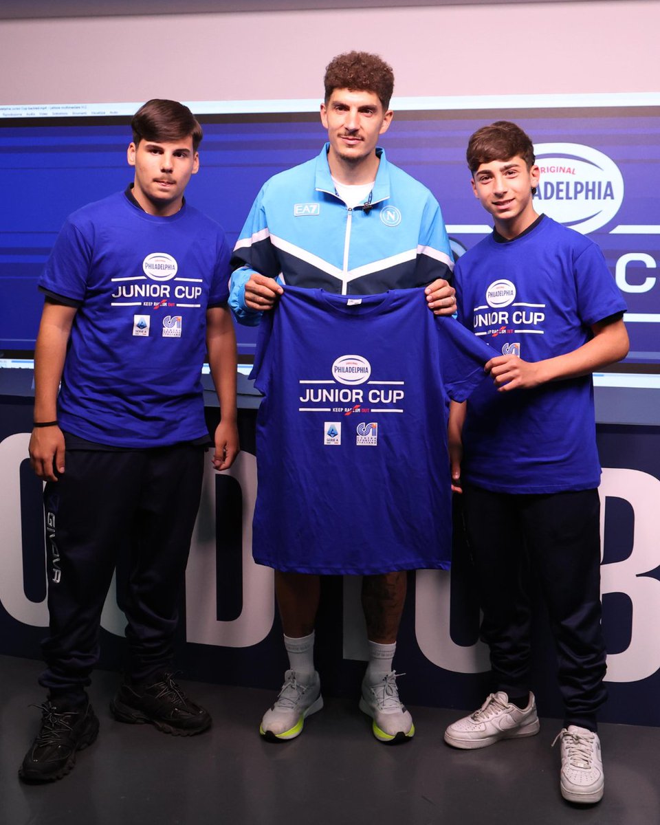 CSInazionale's tweet photo. Si apre e si chiude a Napoli la #PhiladelphiaJuniorCup 💙
Il capitano della @sscnapoli Di Lorenzo ha incontrato i giovani dell’Oratorio Don Guanella ⚽
#KeepRacismOut | #IlCalcioèAmicizia https://t.co/MeOCd9npG9