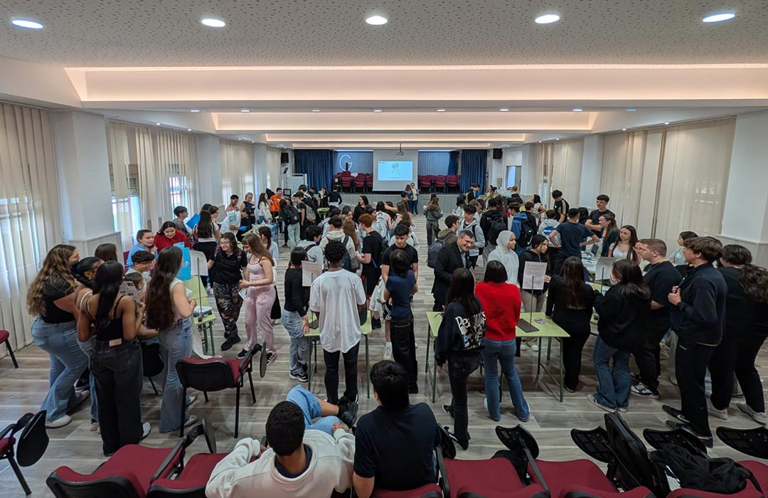 IesGuzman's tweet photo. Un año más nuestro alumnado ha participado en el programa 4º ESO + Empresa, con una alta implicación. Además, este año, se ha organizado una feria en la que los participantes han podido transmitir su experiencia a sus compañeros y compañeras. https://t.co/ckhYzQEm5o