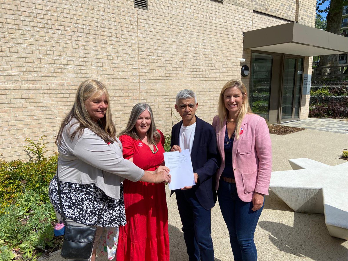 elliereeves's tweet photo. Our hardworking councillors in Peckham Rye Vikki and Renata have been campaigning to extend the 63 Bus route to Honor Oak Park Station. 

This weekend they handed our petition to @SadiqKhan, thank you to the over 700 people who have signed so far! https://t.co/IYvtBpKMzT