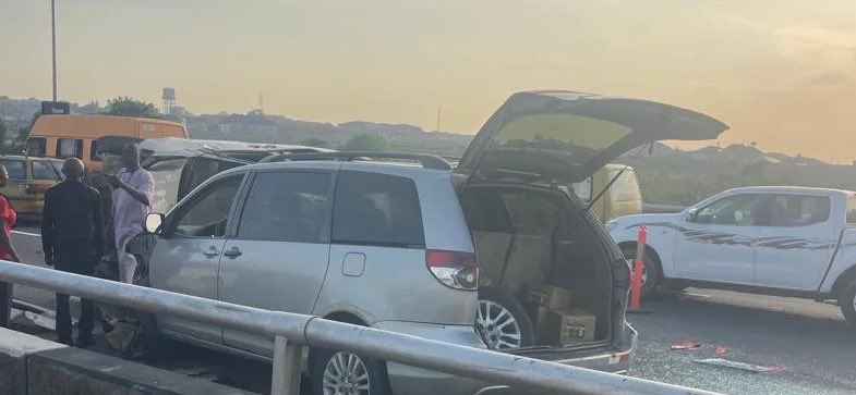 therealmediaNG's tweet image. One person confirmed dead, four injured in a fatal crash involving two commercial buses on the Third Mainland Bridge, Lagos. Emergency responders are on ground.

Read more: therealmediang.com/news/one-dead-…

#Lagos #RoadAccident #Safety #RBNnews