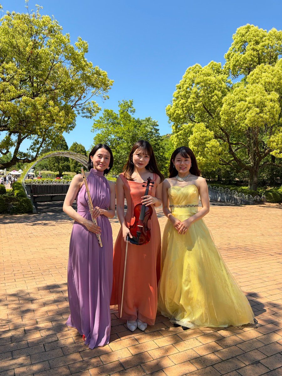 Trio_Luce's tweet photo. グリーンピア春日井
「緑と花のフェスティバル」
コンサートグループ『花の詩』のメンバーとして出演させていただきました💐

お天気も良く、沢山のお客様にお聴きいただけてとても嬉しかったです☺️
今回も風と格闘しましたが（笑）自然の音を感じながらの演奏はこのステージならではです🌿🦜🌷 https://t.co/AKmnjzp2sU