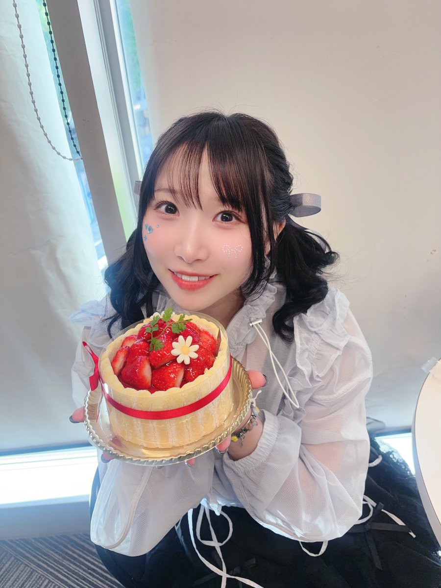 #侑技場 お祝いイベント！
ありがとうございました🥹
めちゃくちゃ楽しかった…っ
めぎゅしとりさえさんと遊んで
今日みんなに会えて
実際にお祝いしてもらえて
最高の思い出になりました✨
いつか10周年のことを夢見てた篠原は
立派な19歳(n回目)になれました

本当にありがとう
𝑩𝑰𝑮 𝑳𝑶𝑽𝑬…♡