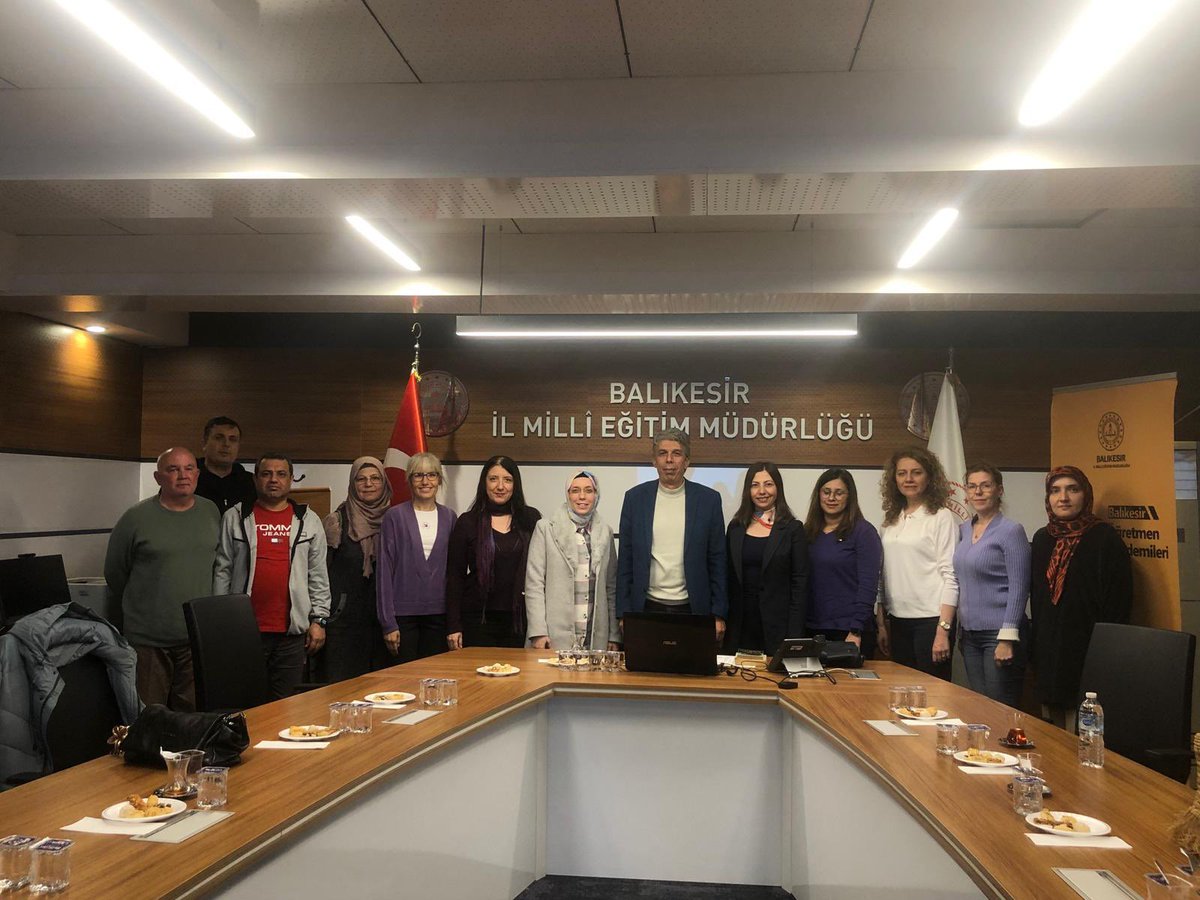 balikesirmem's tweet photo. Kaleminden Gerçekliğe: Kemal Tahir Balıkesir’de Yeniden Keşfedildi

Balıkesir İl Millî Eğitim Müdürlüğü tarafından yürütülen Balıkesir Öğretmen Akademileri kapsamında düzenlenen Biyografi Akademisi etkinlikleri tüm hızıyla devam ediyor. 

Programın dördüncü buluşmasında, Türk edebiyatının önemli isimlerinden Kemal Tahir, kapsamlı bir bakış açısıyla ele alındı.

   Balıkesir Üniversitesi Necatibey Eğitim Fakültesi öğretim üyesi Prof. Dr. Ertan Örgen’in konuşmacı olarak katıldığı programda, “Gerçekçi Bir Yazar: Kemal Tahir” başlıklı sunum gerçekleştirildi. Sunumda Kemal Tahir’in edebî kişiliği, eserlerinde öne çıkan gerçekçilik anlayışı ve Türk edebiyatındaki yeri detaylı bir şekilde değerlendirildi.

Haberin devamı için;
https://t.co/go9xTRW2po

@tcmeb @Yusuf__Tekin @farukyelkenci @blkegtakademi