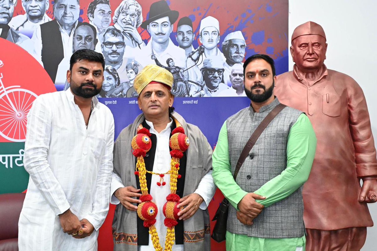 समाजवादी पार्टी, उत्तर प्रदेश
19, विक्रमादित्य मार्ग, लखनऊ
प्रकाशन/प्रसारण हेतु-    
दिनांकः 05.05.2026
    समाजवादी पार्टी के राष्ट्रीय अध्यक्ष एवं पूर्व मुख्यमंत्री श्री अखिलेश यादव आज बंगलूरू, कर्नाटक से आए श्री रोहित तिवारी तथा आशीष राय ने स्वागत किया।
    उन्होंने श्री