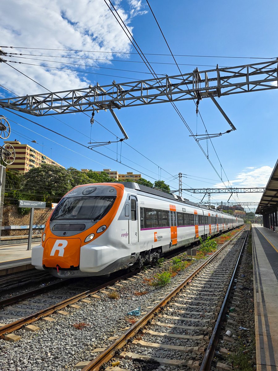 entro_banda's tweet photo. Miard que chula han dejado los compis del taller de Málaga esta Civia! @rodalies @Renfe reluciente! https://t.co/Qt8KhXfGHI