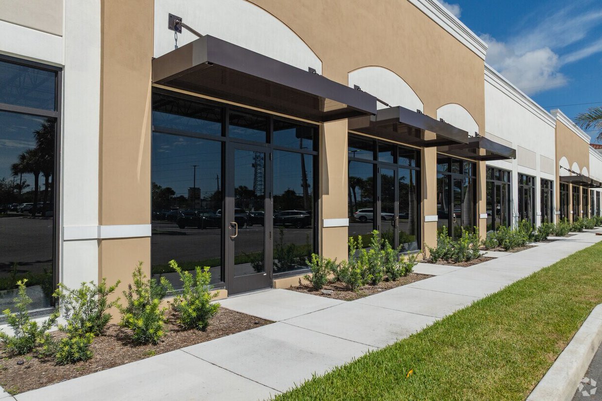 NAI_MerinHunter's tweet image. High traffic. Daily demand. Retail that works.

📍 South Wind Plaza | 5335 N Military Trail, #WestPalmBeach

• New + 2nd-gen #retail space #forlease
• Co-tenancy: Planet Fitness + Family Dollar
• High-visibility on major corridor

🔗 tinyurl.com/SouthWindRetail