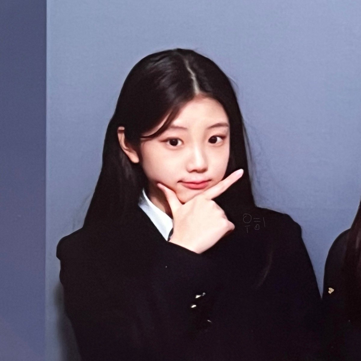 원희 중딩때 자기친구들 다 아이돌좋아하는데 혼자 디피랑 모가디슈 보고 구교환배우님한테 빠져서 구교환배우님 필모덕질했다하는거 개웃기네 이여자아이반전 대체어디까지