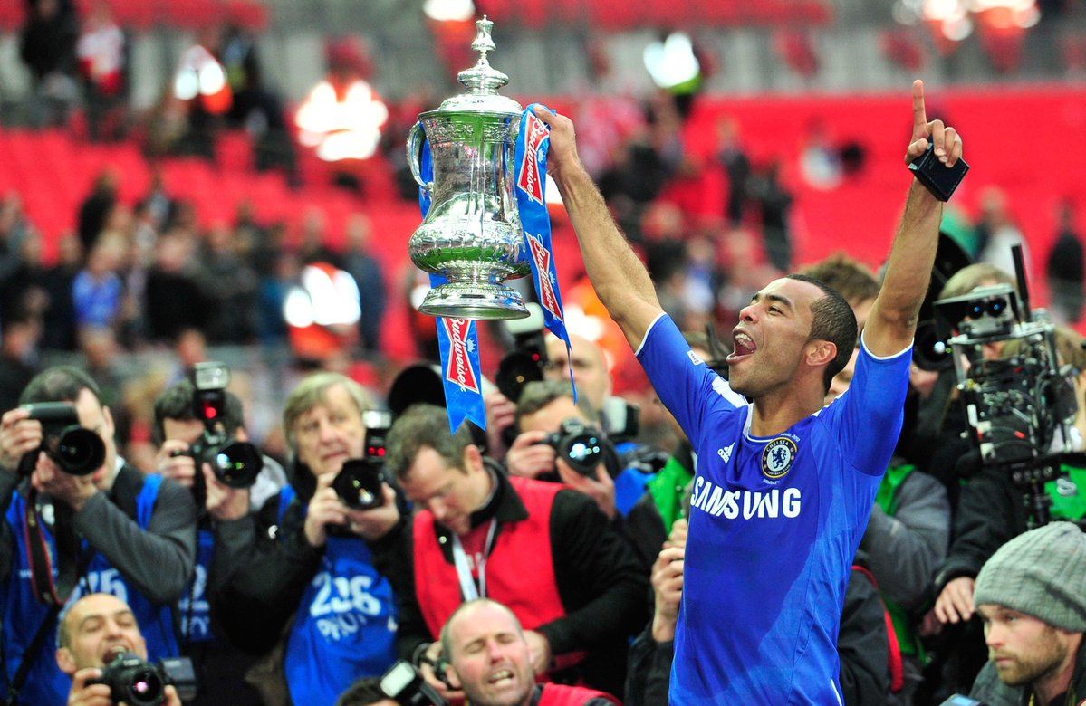 thesoccerdemic's tweet image. #OnThisDay in 2012 #ChelseaFC won their 7️⃣th #FACup final✨️
⚽️Ashley Cole in his 8️⃣th final (his 4️⃣th for The Blues) helped #Chelsea to beat #Liverpool 2-1 at Wembley✨️
🌎Cole set a new competition record of 7️⃣ wins, 2 above Petr Cech, J.Terry &amp;amp; Patrick Vieira🔥🏴󠁧󠁢󠁥󠁮󠁧󠁿🇧🇧 #CFC