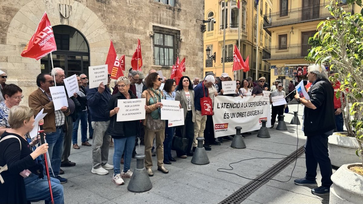 ccoopv's tweet photo. 📢 Denunciem les llistes d'espera de #dependència i que hi haja persones que moren abans de rebre l'ajuda. Exigim al Consell:
👉Agilitat en els expedients.
👉Reactivar el Pla Convivint.
👉Desbloquejar les millores laborals paralitzades.
👉Més recursos públics i places. https://t.co/RYSfBNKAT0