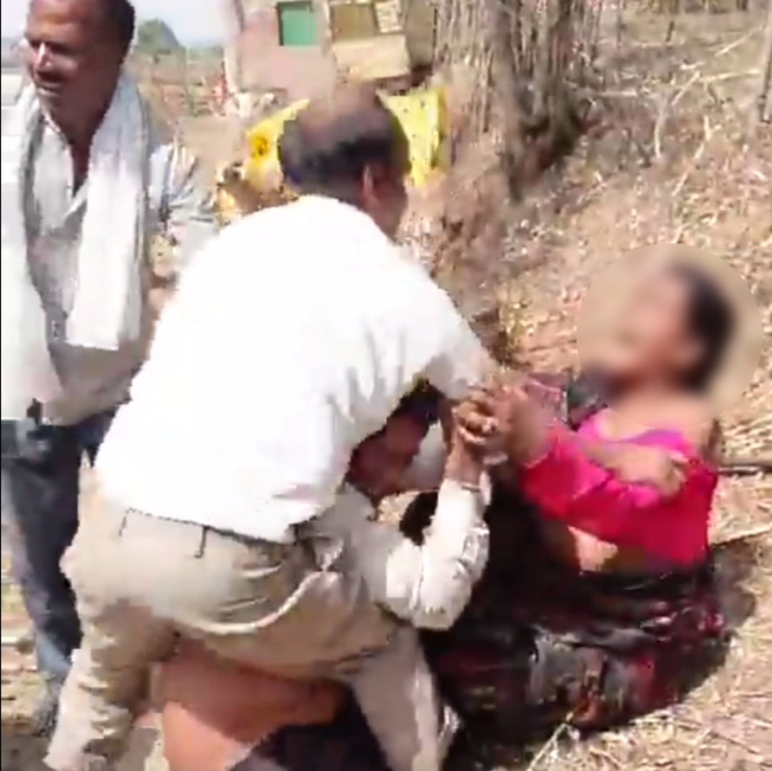 ambedkariteIND's tweet image. #Horrific In Madhya Pradesh’s Ashok Nagar, a Dalit woman and her family were brutally assaulted by a mob of Thakur caste Hindus, who attacked them with sticks and kicks. Despite her cries for mercy, the attackers showed no restraint and continued the violence. #DalitLivesMatter
