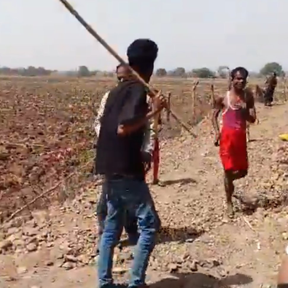ambedkariteIND's tweet image. #Horrific In Madhya Pradesh’s Ashok Nagar, a Dalit woman and her family were brutally assaulted by a mob of Thakur caste Hindus, who attacked them with sticks and kicks. Despite her cries for mercy, the attackers showed no restraint and continued the violence. #DalitLivesMatter