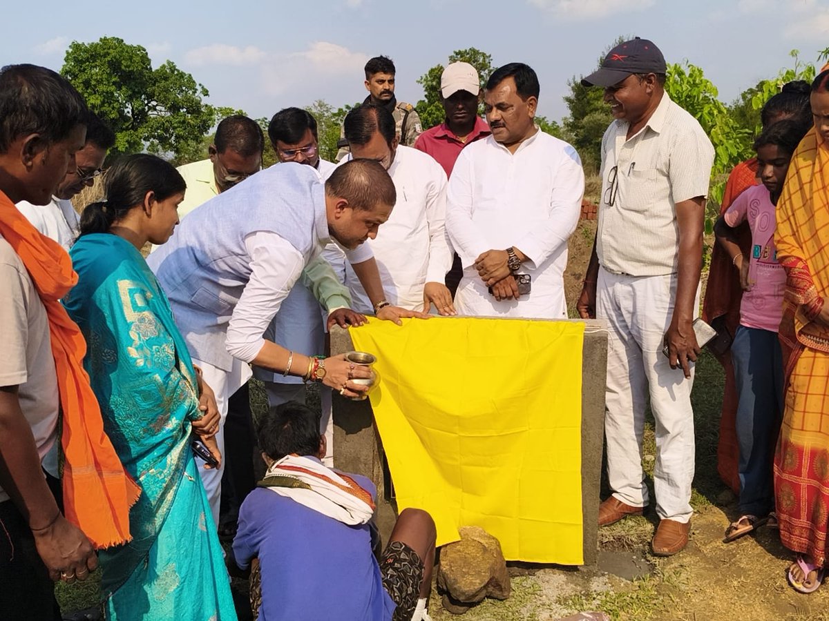 Kr_JaimangalMLA's tweet photo. अपने बेरमो विधानसभा क्षेत्र अंतर्गत पेटरवार प्रखंड के चांपी पंचायत अम्बाटोला बडा तालाब के सामने खुला शेड का निर्माण कार्य हेतु अपने विधायक मद से 2,49,300.00/- रुपये के परियोजना का शुभ शिलान्यास किया।
#kumarjaimangal #bermocongress #bokaro #Bermo https://t.co/l9acUPsjur