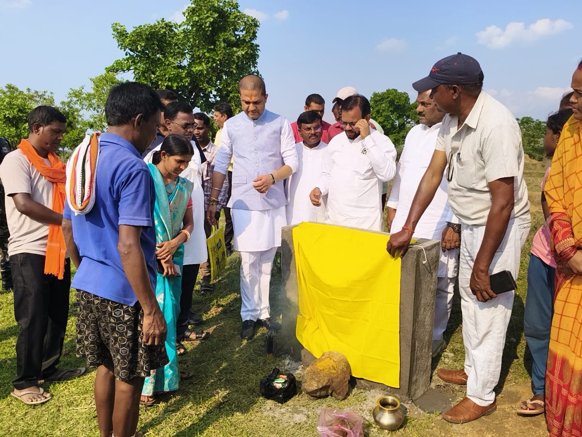 Kr_JaimangalMLA's tweet photo. अपने बेरमो विधानसभा क्षेत्र अंतर्गत पेटरवार प्रखंड के चांपी पंचायत अम्बाटोला बडा तालाब के सामने खुला शेड का निर्माण कार्य हेतु अपने विधायक मद से 2,49,300.00/- रुपये के परियोजना का शुभ शिलान्यास किया।
#kumarjaimangal #bermocongress #bokaro #Bermo https://t.co/l9acUPsjur