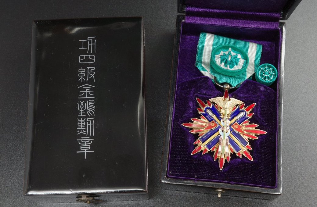 典型的な大東亜戦争期の後期型功四級金鵄勲章 銀文字新書体共箱/背の