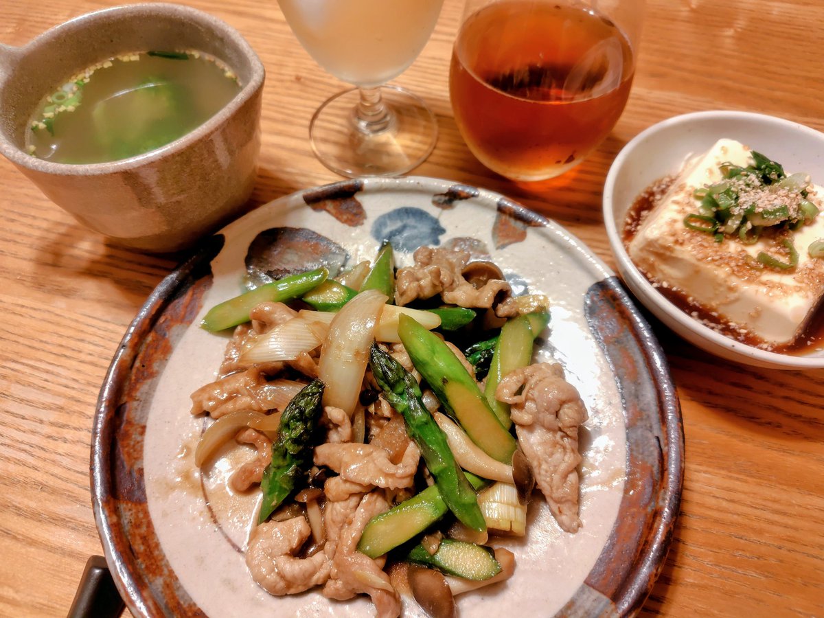 豚肉とアスパラのオイスターソース炒め
冷奴には旭ポン酢
ブロッコリー入り中華スープ
🍷はシャルドネ

私のことが嫌いな人に何を言う気もないが、立場を利用して攻撃してくるのは許さん😡💢
まだまだ修行は続きそうだ💨

お疲れ様でした〜💓