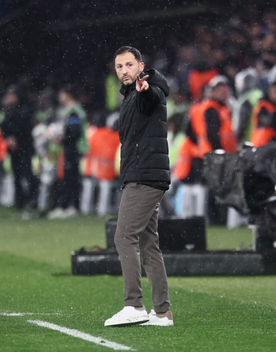 HonoreDeBerke's tweet photo. Orev medya Tedesco hocaya düpedüz iftira atıyor. Biraz karakteriniz, biraz omurganız olsun. Herkesi kendiniz gibi kirli sanmayı bırakın. İnsanların emeğine, itibarına bu kadar kolay çamur atamazsınız. Onur nedir, haysiyet nedir önce onu öğrenin, sonra konuşun. https://t.co/vUPosMZ9Rl