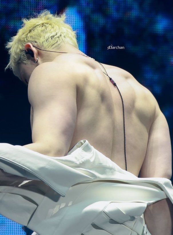 this picture of chan’s back 😵‍💫😵‍💫