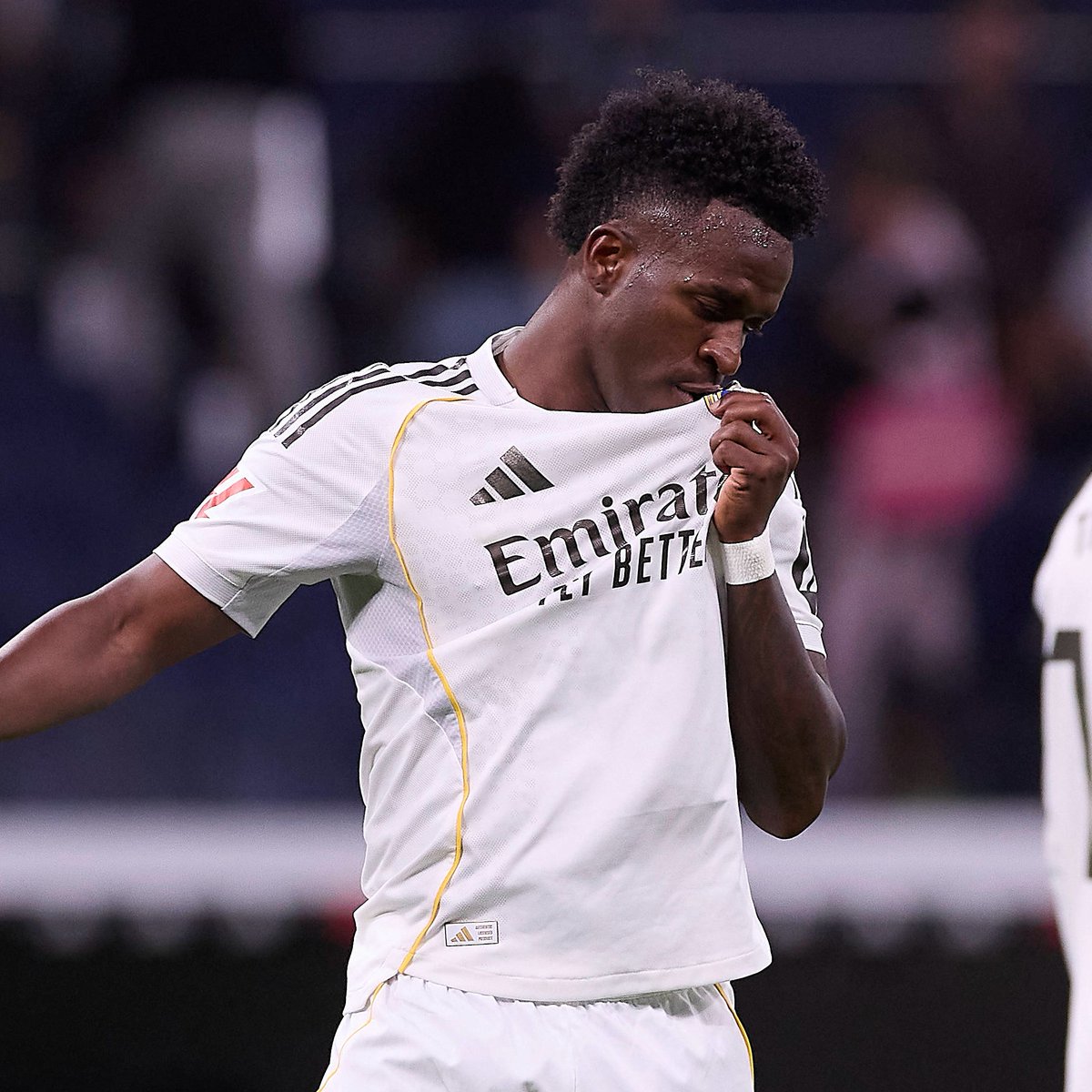 🎁🤍 ¡REGALAMOS LA CAMISETA DEL REAL MADRID!

Si en #ElClásico marca Vinicius Jr, regalamos su camiseta. Para participar:

1 - Dar RT
2 - Seguir a <a href="/Offsider_ES/">Offsider</a>
 3 - Seguir a <a href="/NotBettingX/">NotBetting</a> 
 
🍀 ¡Mucha suerte a todos! #LaLiga