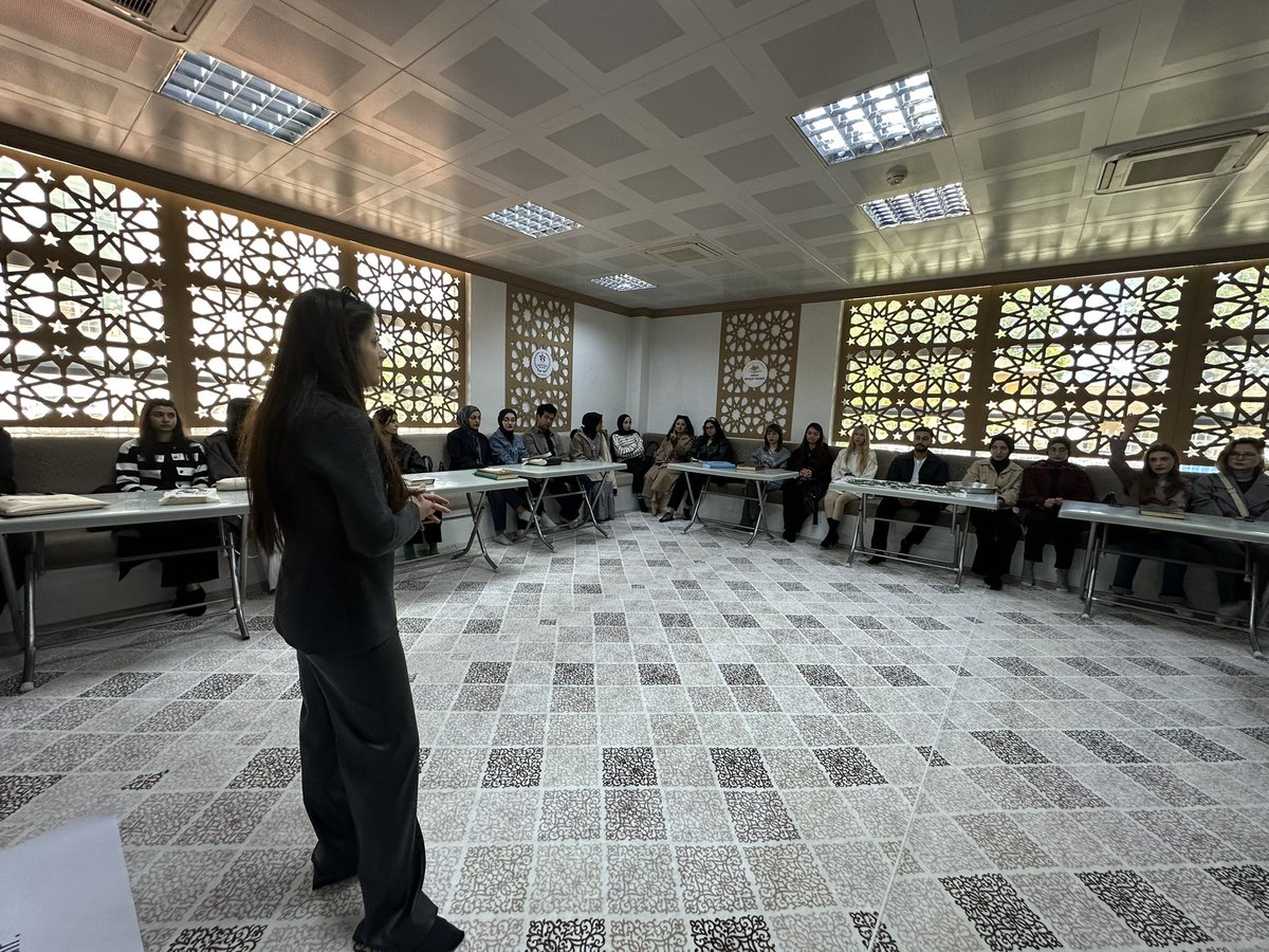 GSB_ErbaaGM's tweet photo. ÜNİDES 6.Dönem kapsamında Erbaa Sosyal ve Beşeri Bilimler Fakültesi tarafından yürütülen “İletişim Kulübü ile Medyanın Kalbine Yolculuk” projesi çerçevesinde yapılacak olan programın toplantısı, merkezimiz Has Oda’da gerçekleştirildi. https://t.co/efMb5GX8H1