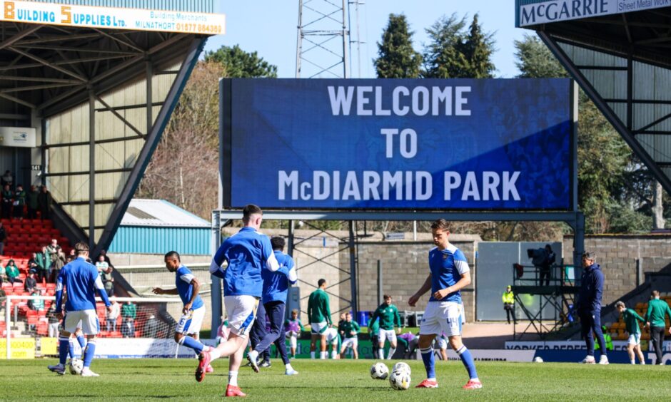 thecouriersport's tweet image. St Johnstone confirm away fans decision for games against Celtic, Rangers and Hearts dlvr.it/TSNLXJ