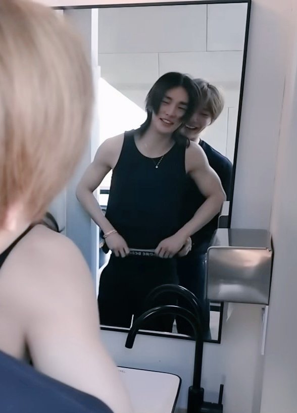스킨쉽 안좋아하는 멤버 둘이 이러고 있다고???