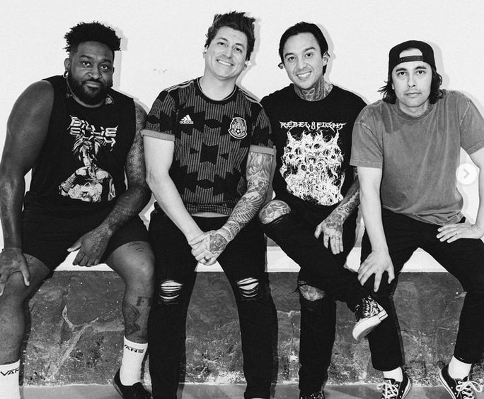 VOCÊ SABIA? 

Diferente de Chappell Roan, a banda Pierce The Veil nunca chutou nenhuma criança no Brasil.
