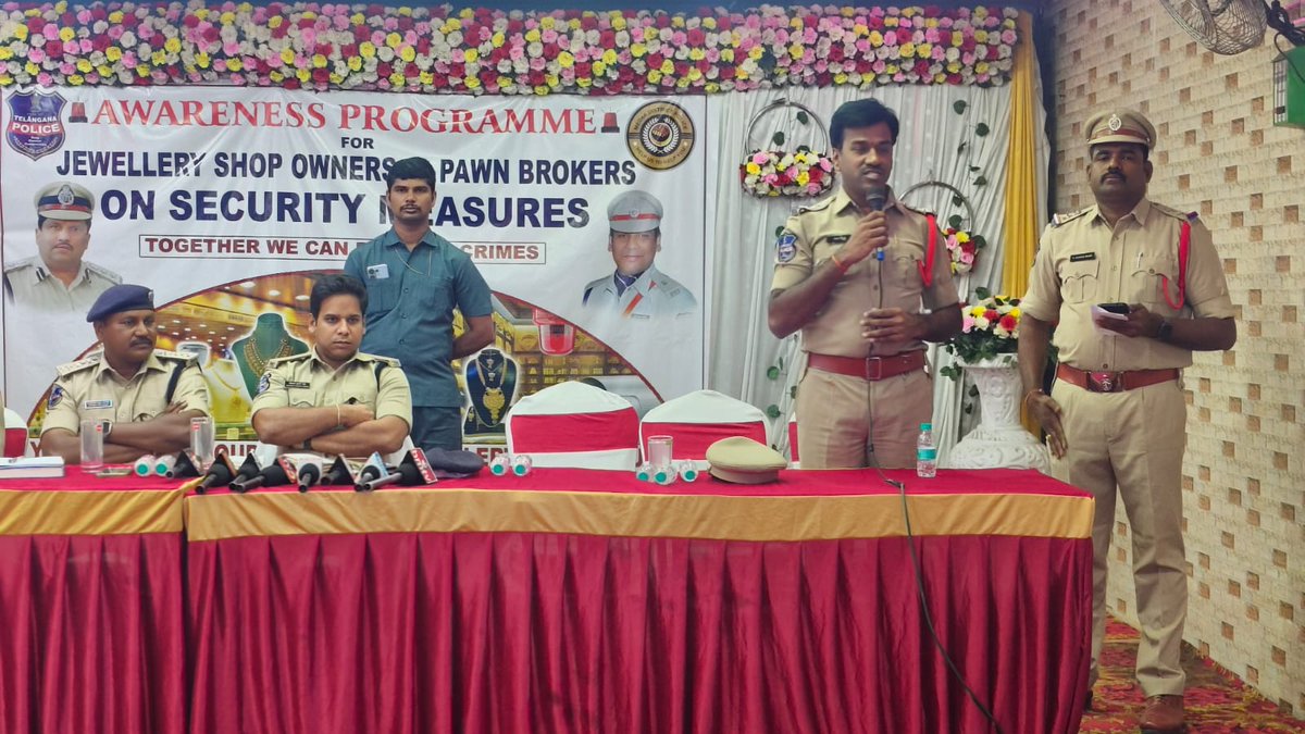ShoToopran's tweet photo. Today An awareness programme on security measures for jewellery shop owners, pawn brokers, gold merchants, and bank officials was held at Mamatha Mini Function Hall, Toopran, to prevent thefts and frauds. 
-SI toopran PS https://t.co/4KfmPUKxpf