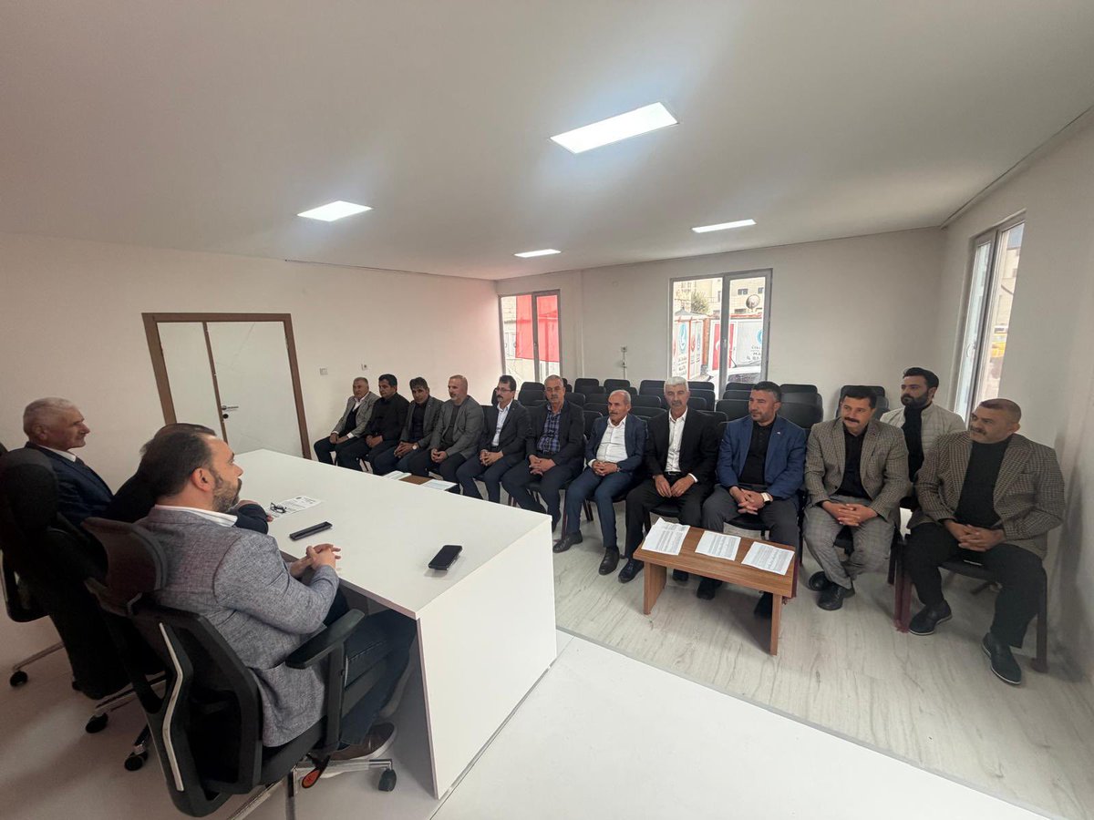 gokhangok44's tweet photo. Her biri birbirinden kıymetli, davası için çekilen her cefayı kendisi için bir paye bilen ve Liderinin emrinde gayretle çalışan ilçe başkanlarımızla birlikte İlçe Başkanları Toplantımızı büyük bir birlik ve kararlılık içerisinde gerçekleştirdik.

Milletimizin huzuru, devletimizin bekası ve davamızın yarınları adına gece gündüz demeden emek veren, sorumluluk bilinciyle hareket eden teşkilat mensuplarımızın azmi bizlere güç katmaktadır. Her bir ilçe başkanımızın sahadaki gayreti, vatandaşımızla kurduğu samimi bağ ve dava şuuruyla yürüttüğü çalışmalar takdire şayandır.

Özellikle Terörsüz Türkiye hedefi doğrultusunda yürütülen çalışmalarda elde edilen başarılar, Teşkilatımızın birlik ve beraberlik ruhunun en somut göstergesidir. Bu süreçte teşkilatlarımızın gösterdiği kararlı duruş, davamızın sarsılmaz gücünü bir kez daha ortaya koymuştur.

Bizler, Liderimiz Sayın Devlet Bahçeli’nin çizdiği yolda, onun emir ve talimatları doğrultusunda, vatanımıza ve milletimize hizmet etmeye devam edeceğiz. İnancımız, davamız ve birlik ruhumuzla Türkiye’nin yarınlarını daha güçlü kılmak için durmadan, yorulmadan çalışmayı sürdüreceğiz.

Bu vesileyle toplantımıza katılım sağlayan tüm ilçe başkanlarımıza teşekkür ediyor, çalışmalarında üstün başarılar diliyorum.